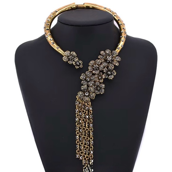 Elegant Gold Floral Necklace with Crystals - Picture 3 of 3